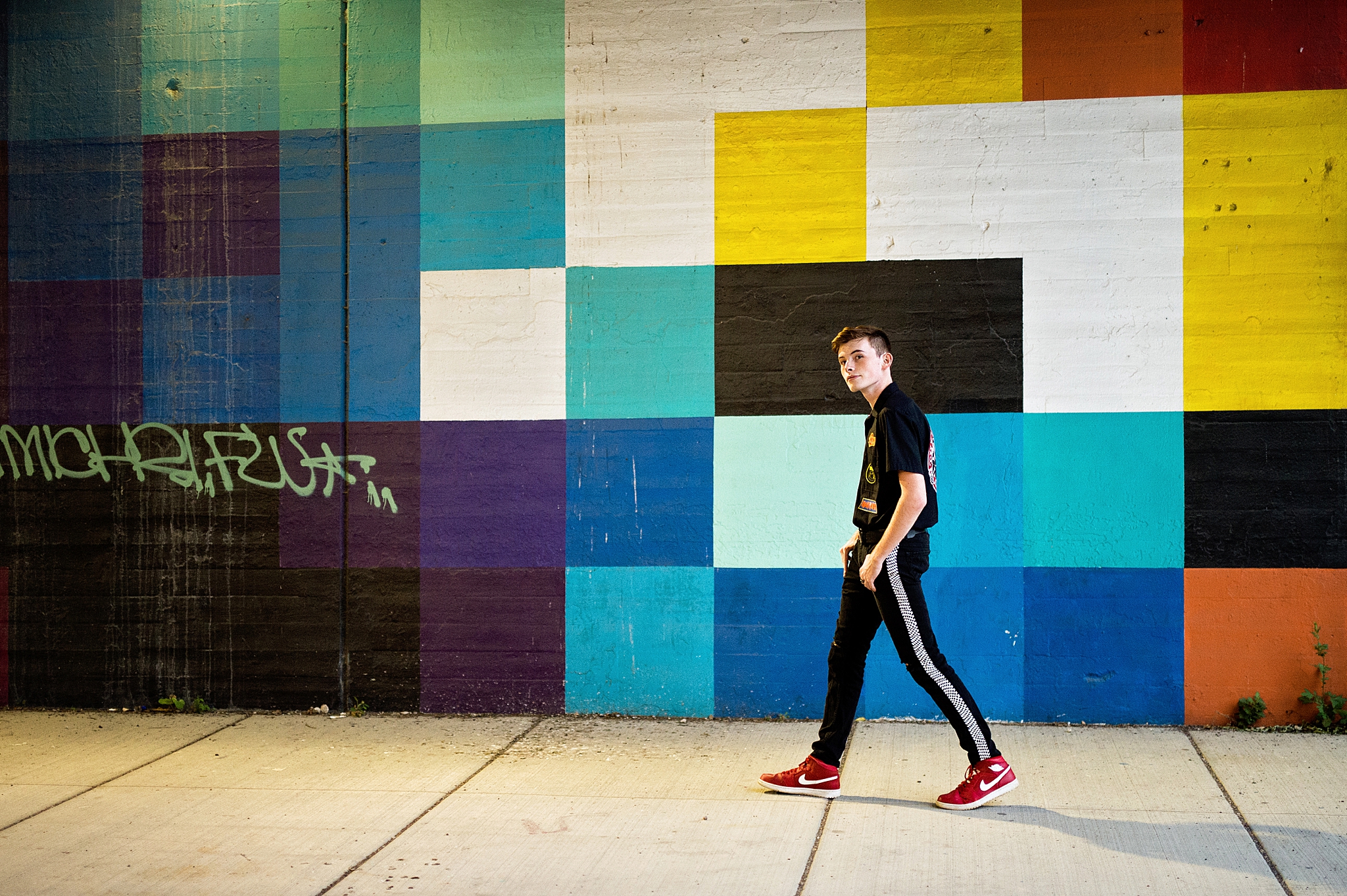 Chicago Senior Photos: Your Do’s and Don’ts Guide with award-winning Chicago senior photographer Shalimar B. Photography.